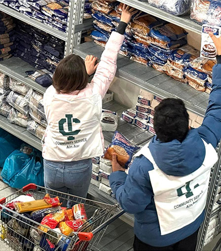 Volunteers preparing food